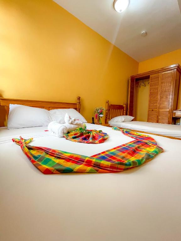 Postel nebo postele na pokoji v ubytování La Flamboyant Hotel