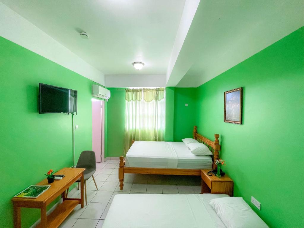TV a/nebo společenská místnost v ubytování La Flamboyant Hotel