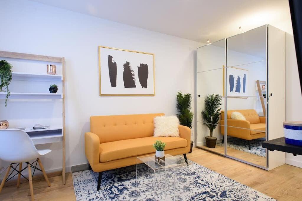 een woonkamer met een bank en een glazen tafel bij 69-3D Prime Lower East East BRAND NEW 1br Apt in New York