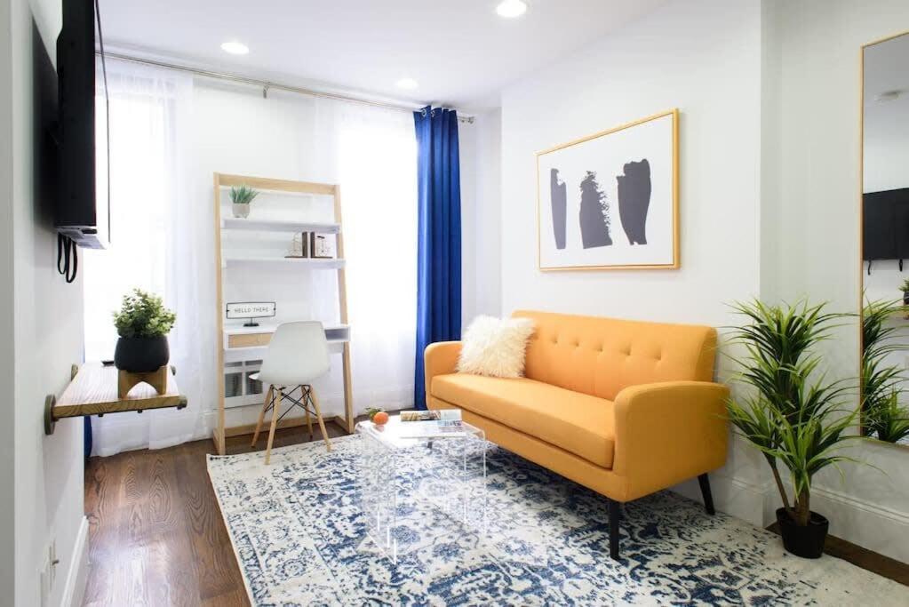 uma sala de estar com um sofá amarelo e um tapete em 69-3B Prime Lower East Side BRAND NEW 1br Apt em Nova York