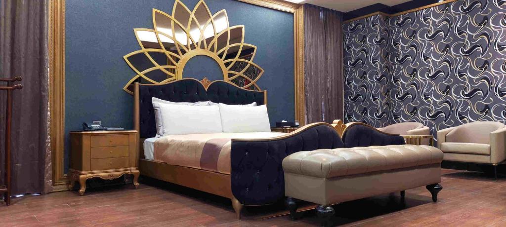 1 dormitorio con 1 cama extragrande y 1 silla en Icloud Luxury Resort & Hotel, en Taichung