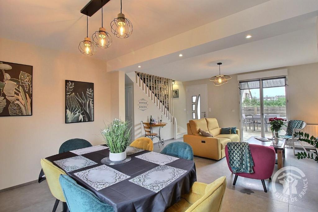 una sala da pranzo con tavolo e sedie di Le colombier a Dinan