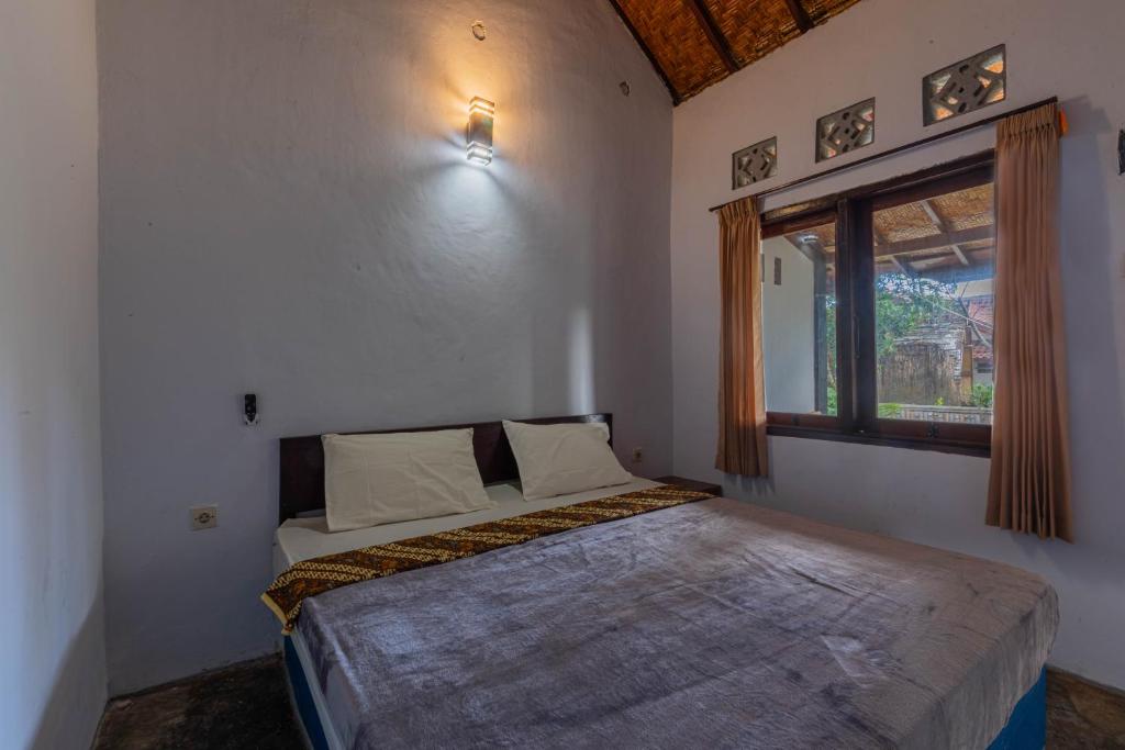 Een bed of bedden in een kamer bij RR homestay kuta lombok