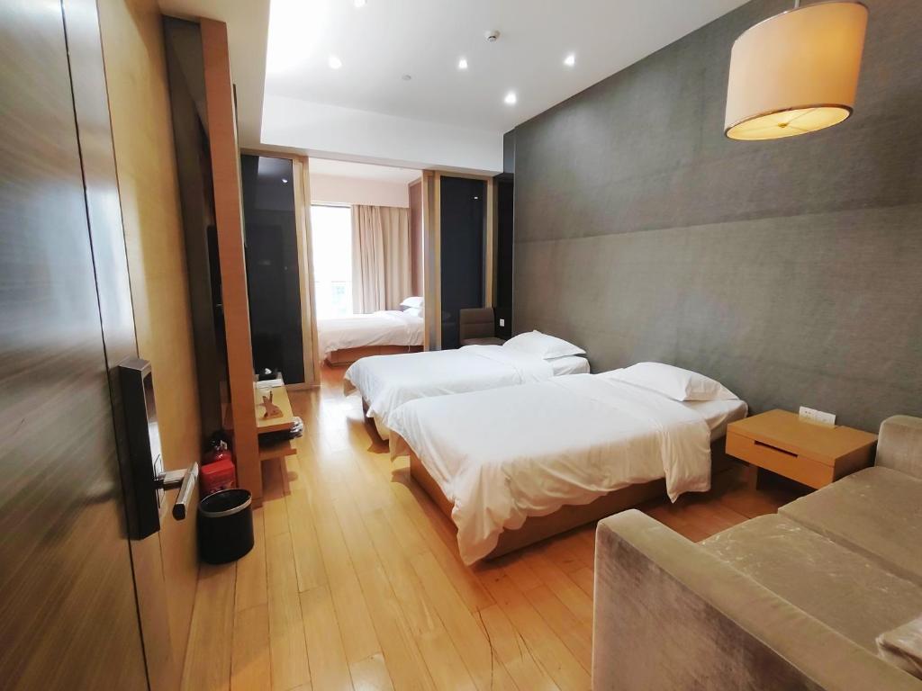 Postel nebo postele na pokoji v ubytování Snug Gaokong Jiangjing Hotel