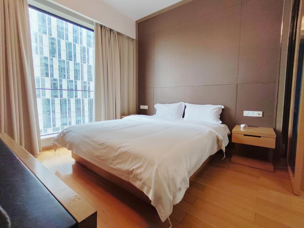 Postel nebo postele na pokoji v ubytování Snug Gaokong Jiangjing Hotel