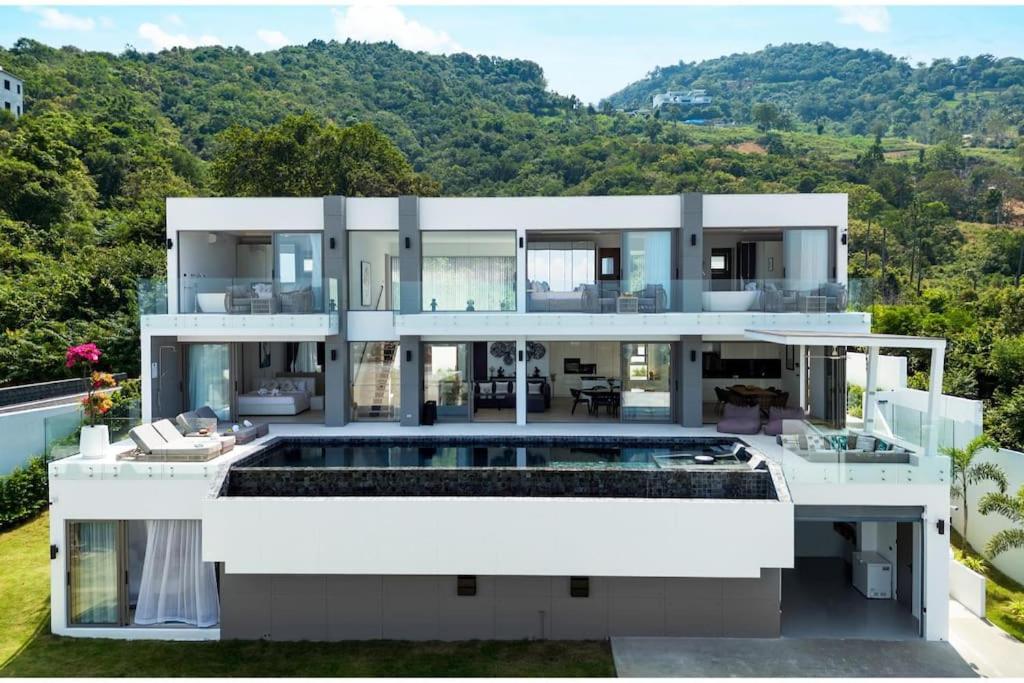 vista aerea di una casa con piscina di Luxury 5 Bedroom Modern Villa! KBR17 a Nathon Bay