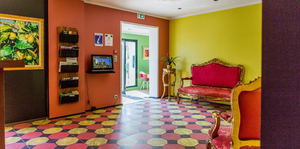 TV a/nebo společenská místnost v ubytování Rossi Hôtel
