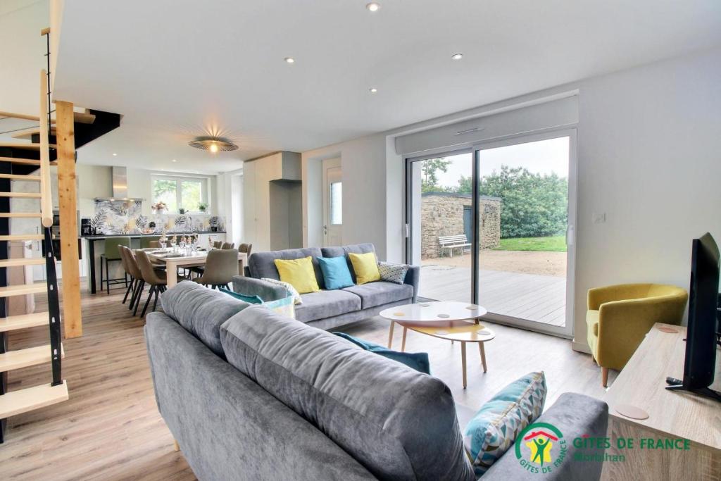 un salon avec un canapé et une table dans l'établissement Ty melie, à Saint-Philibert