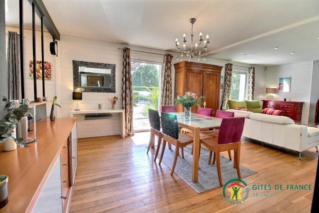 a kitchen and living room with a table and chairs at Villa mimosas in Brech