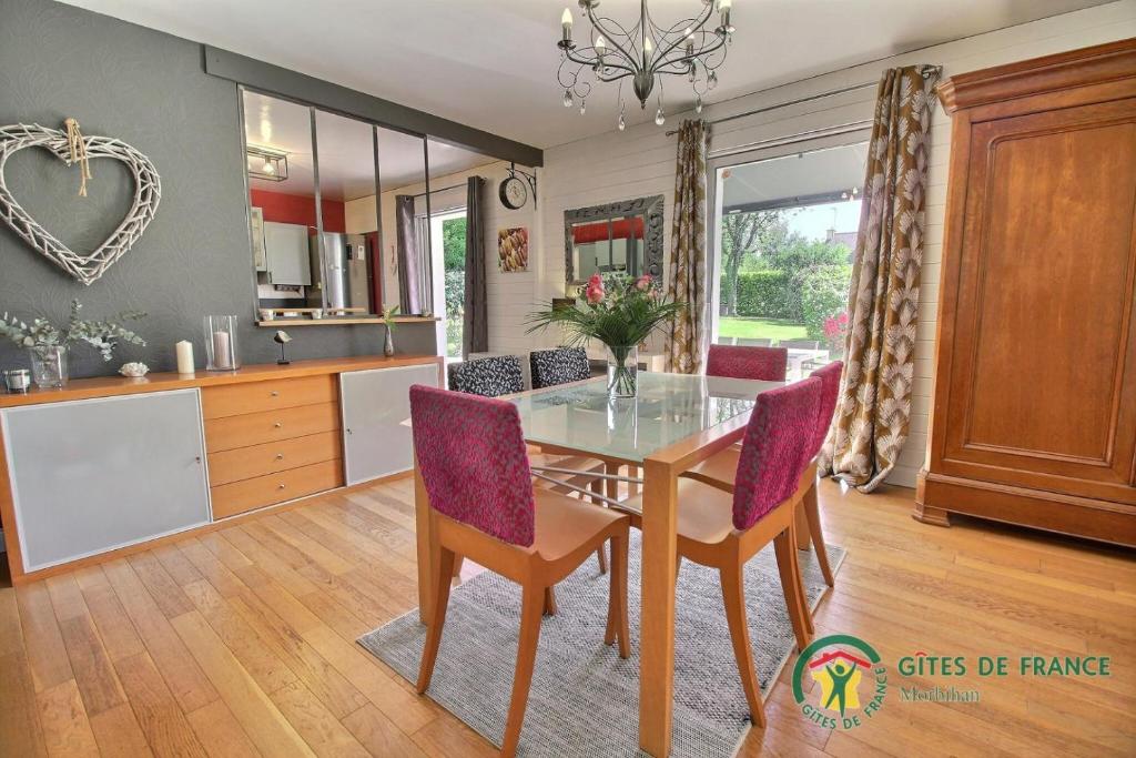 a kitchen and dining room with a glass table and chairs at Villa mimosas in Brech