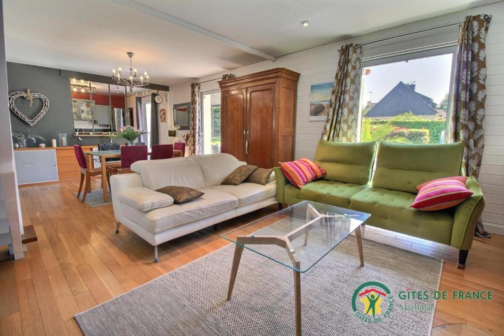 a living room with a couch and a table at Villa mimosas in Brech