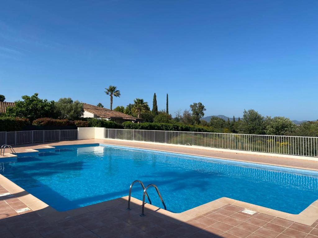 une grande piscine d'eau bleue dans l'établissement Maison au calme dans le var, à Roquebrune-sur Argens