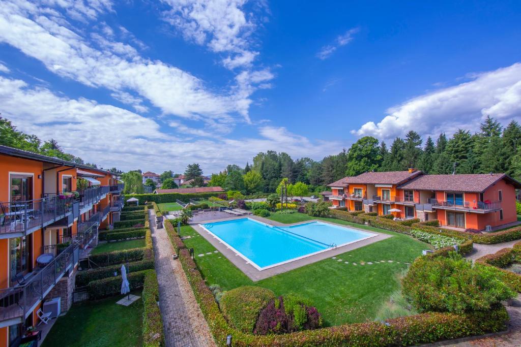 una vista aérea de una casa con piscina en Lenni Apart Swimming Pool and lake - Happy Rentals, en Leggiuno