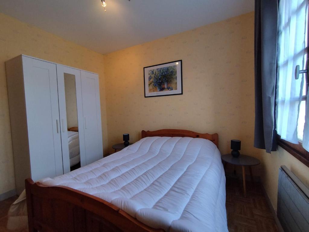 Llit o llits en una habitaci&oacute; de Maison Saint-Denis-d&#39;Ol&eacute;ron, 4 pi&egrave;ces, 6 personnes - FR-1-778-7