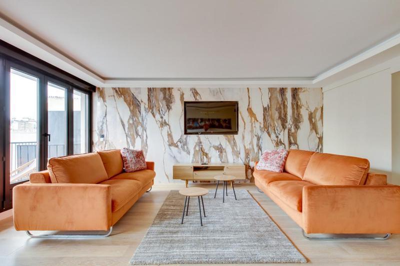 - un salon avec deux canapés orange et une table dans l'établissement 185 Suite Five - Superb apartment in Paris, à Paris