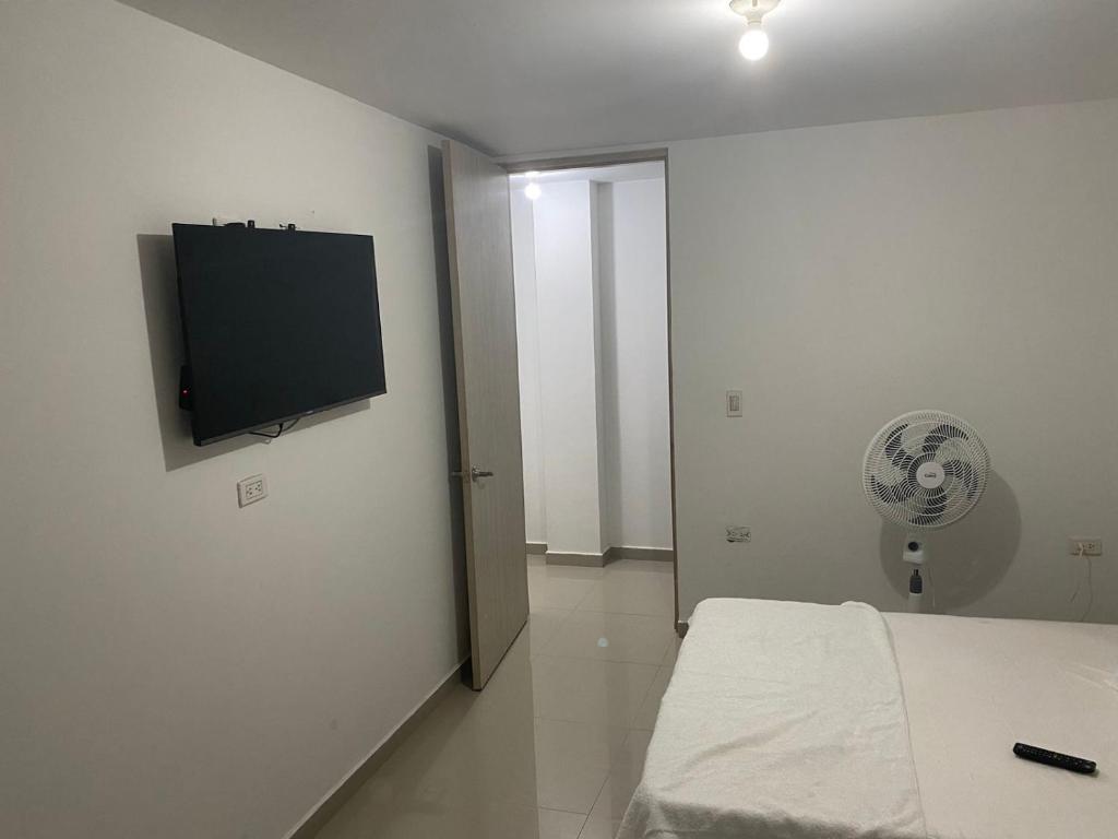 TV a/nebo společenská místnost v ubytování HOTEL IBIZA