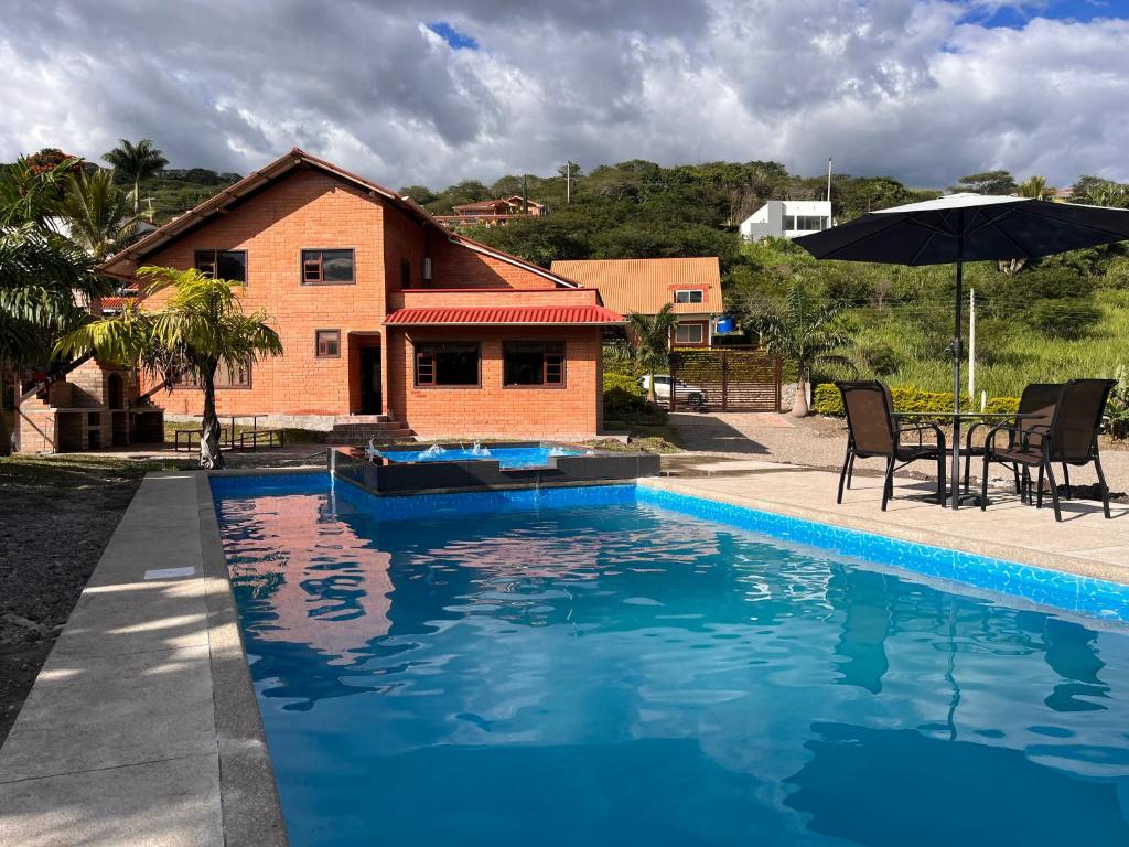 的住宿－Estancia Esperanza Quinta Vacacional，房屋前有游泳池的房子