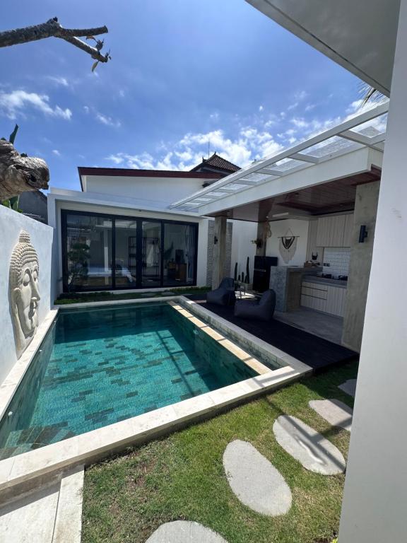 Swimming pool sa o malapit sa Bali Bird Villa Canggu