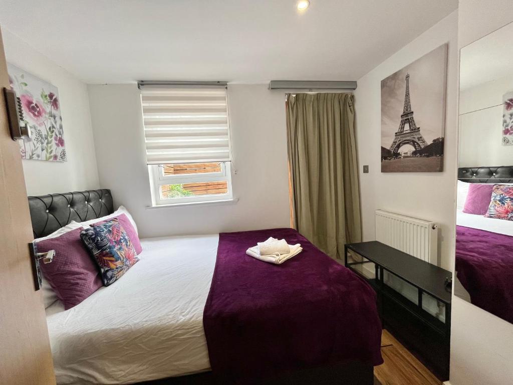 Habitación pequeña con cama y escritorio. en Kamilla's Rooms London Zone-1 en Londres