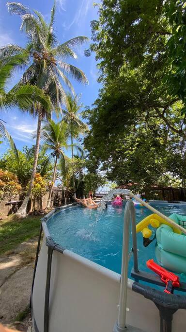 einen Pool mit einem Stuhl neben einem Pool in der Unterkunft Hospedaje el viejo y el mar in El Pájaro