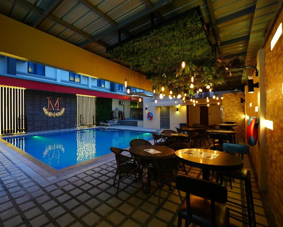 Bazén v ubytování The Marison Hotel nebo v jeho okolí