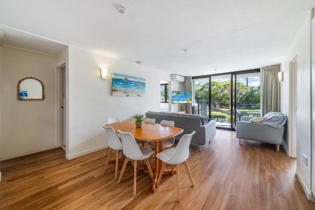Posezení v ubytování Windward 4, 3 bedroom unit ocean front