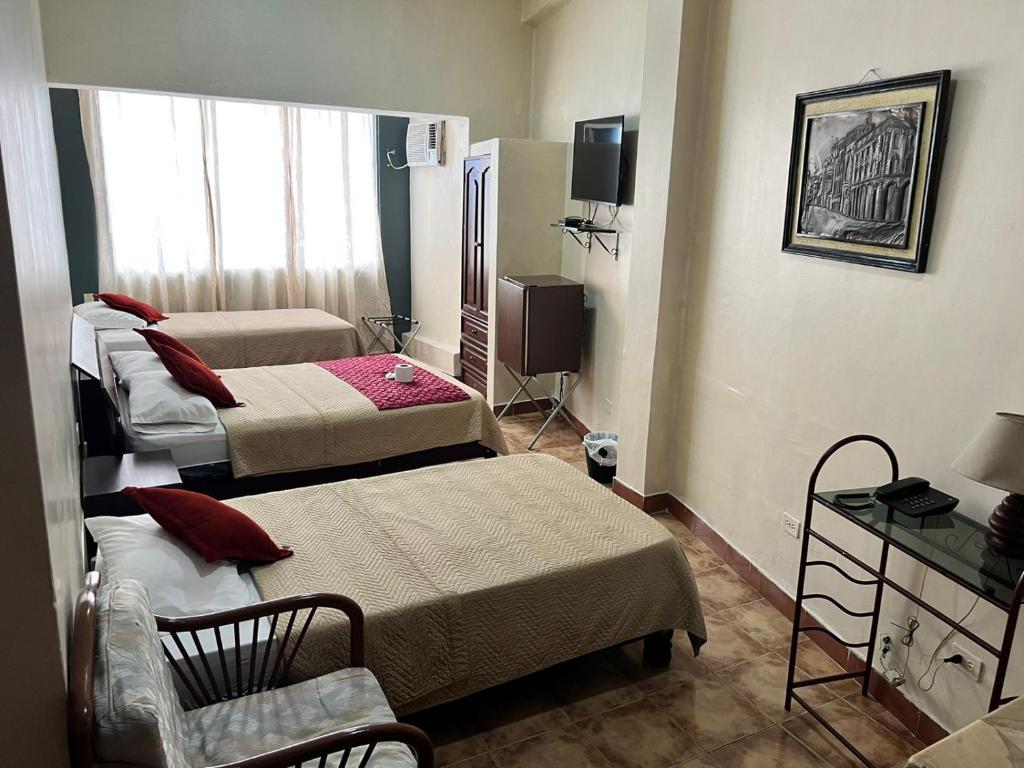 Postel nebo postele na pokoji v ubytování Atlantic Suites Hotel