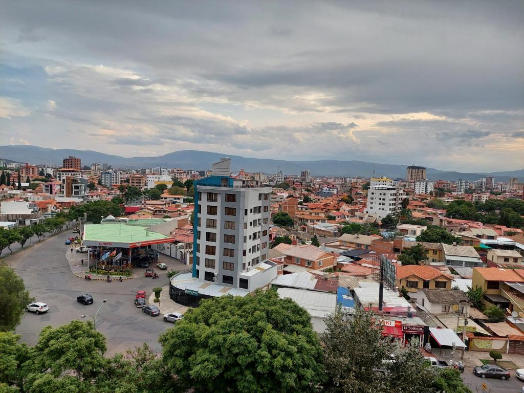 uitzicht op een stad met gebouwen en auto's bij Lujoso y Moderno Departamento Stadium in Cochabamba