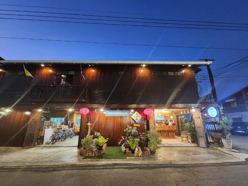 黎府的住宿－Suksomboonhotel，一座有鲜花和植物的建筑