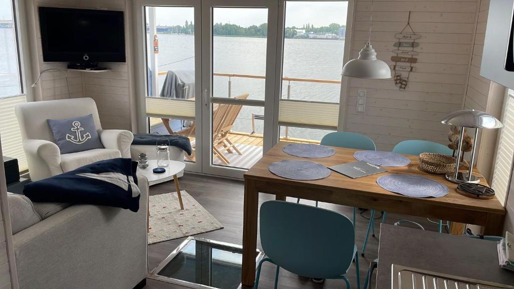 Fotografie z fotogalerie ubytování Hausboot Snowbird Lübeck mit großem Sonnendeck v destinaci Lübeck