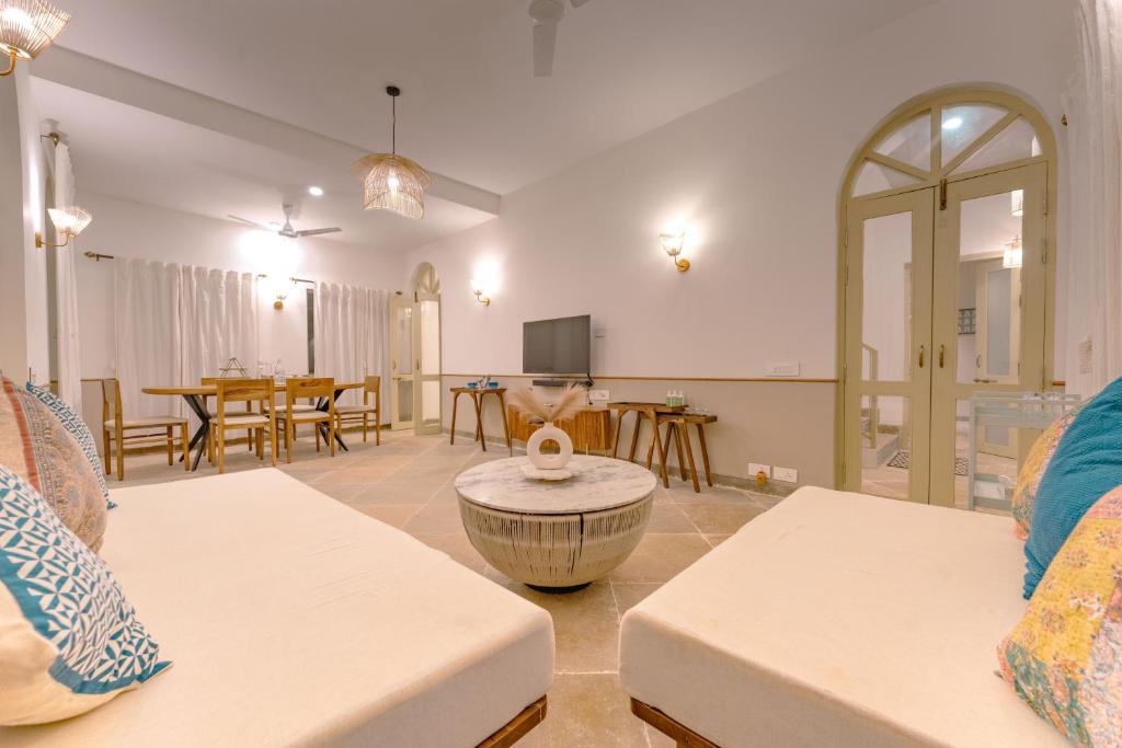 Posezení v ubytování Barcelona Villas at Love Story Siolim- 3BHK Private Pool Villas