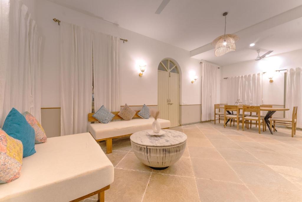 Posezení v ubytování Barcelona Villas at Love Story Siolim- 3BHK Private Pool Villas