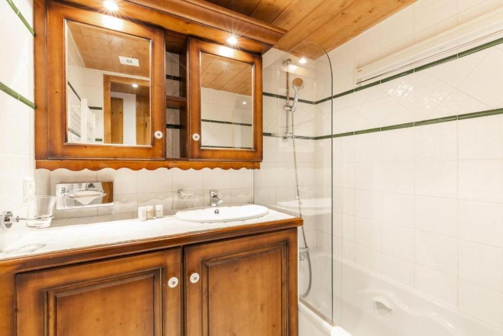 ein Bad mit einem Waschbecken und einer Dusche in der Unterkunft Résidence Le Roselend - maeva Home - Appartement 3 Pièces 6 Personnes - Sé 82 in Bourg-Saint-Maurice