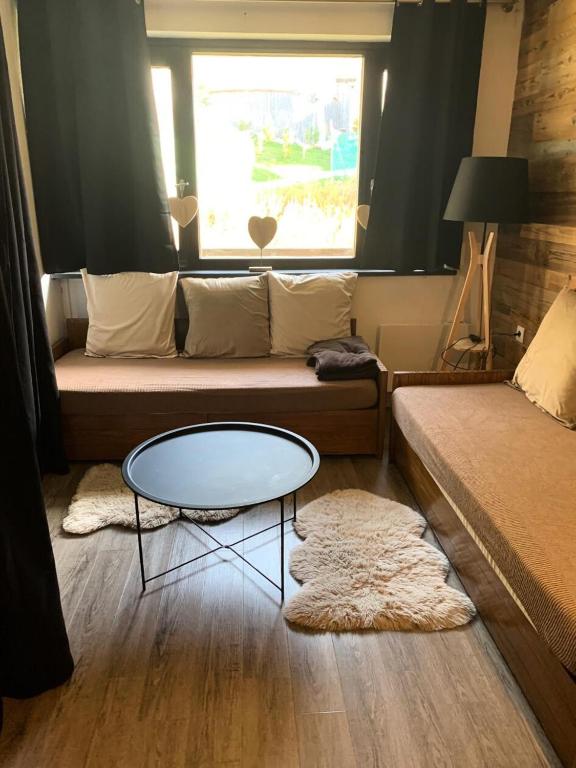un salon avec un canapé et une table dans l'établissement Résidence Les Alpages - maeva Home - Studio 5 Personnes - Sélection MAE-0997, à Morzine
