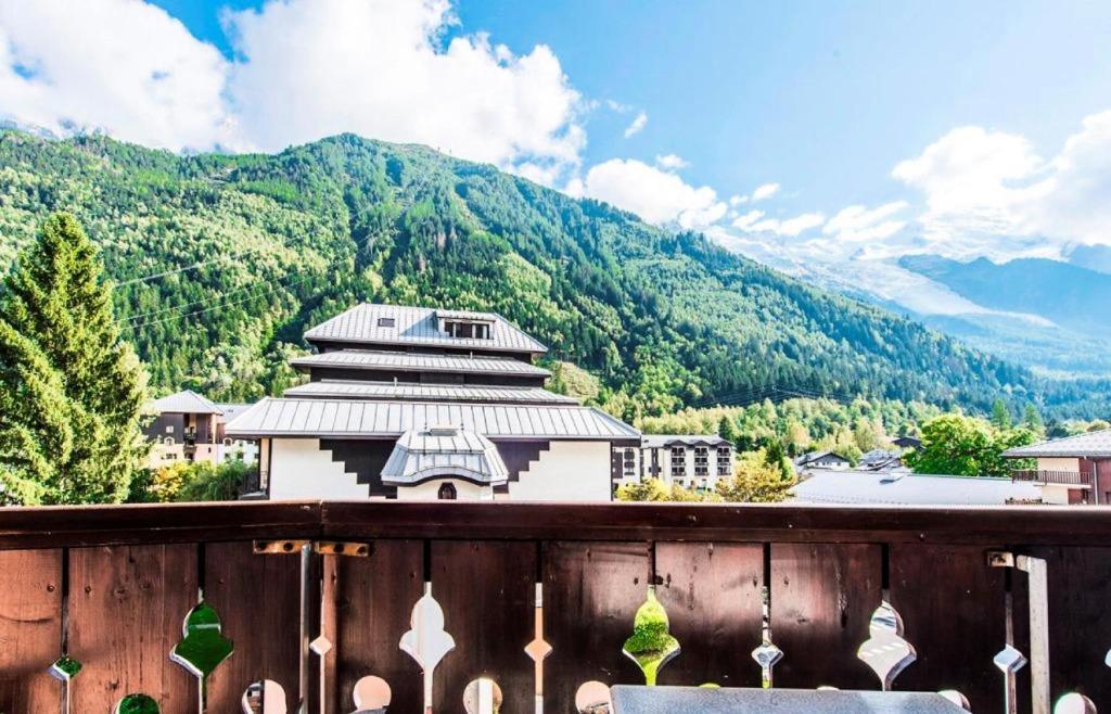 une vue d'un bâtiment avec des montagnes en arrière-plan dans l'établissement L'Aiguille - maeva Home - 2 Pièces 5 Personnes Confort MAE-1176, à Chamonix-Mont-Blanc