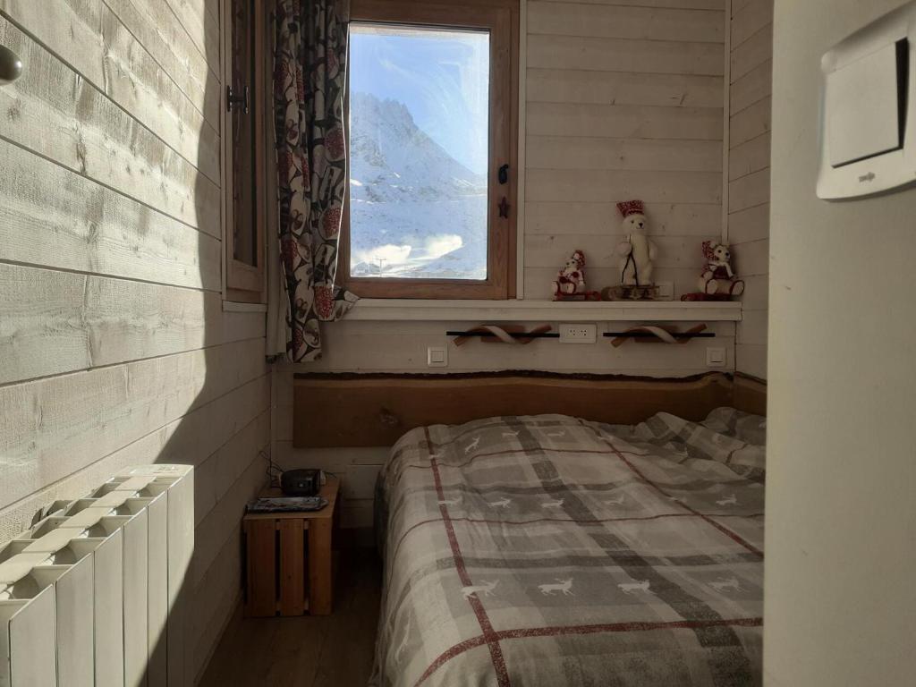 a bedroom with a bed and a window at Résidence Les Temples du Soleil - maeva Home - 2 Pièces 5 Personnes Sélect 52 in Val Thorens