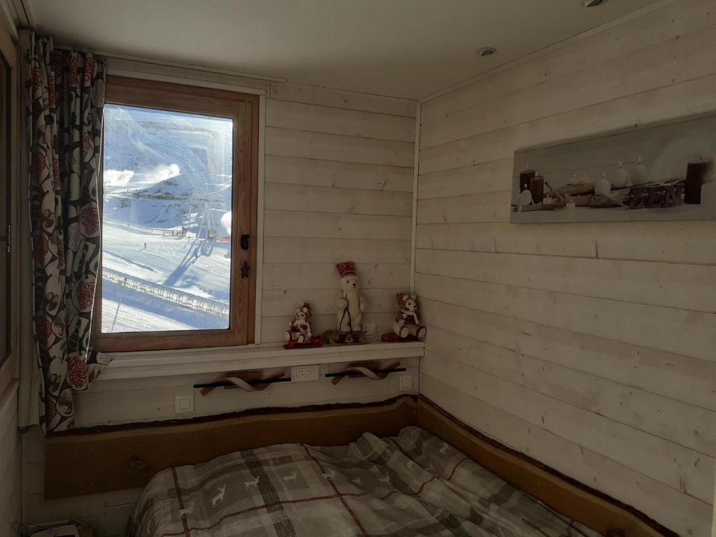 a bedroom with a window and a bed in it at Résidence Les Temples du Soleil - maeva Home - 2 Pièces 5 Personnes Sélect 52 in Val Thorens