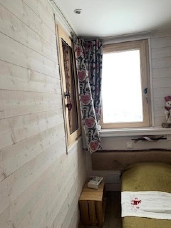 a small bedroom with a bed and a window at Résidence Les Temples du Soleil - maeva Home - 2 Pièces 5 Personnes Sélect 52 in Val Thorens