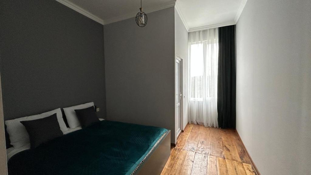 Postel nebo postele na pokoji v ubytování Green bunny ArtHouse