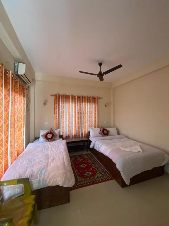 Postel nebo postele na pokoji v ubytování Hotel BhupuSainik Sauraha, Chitwan