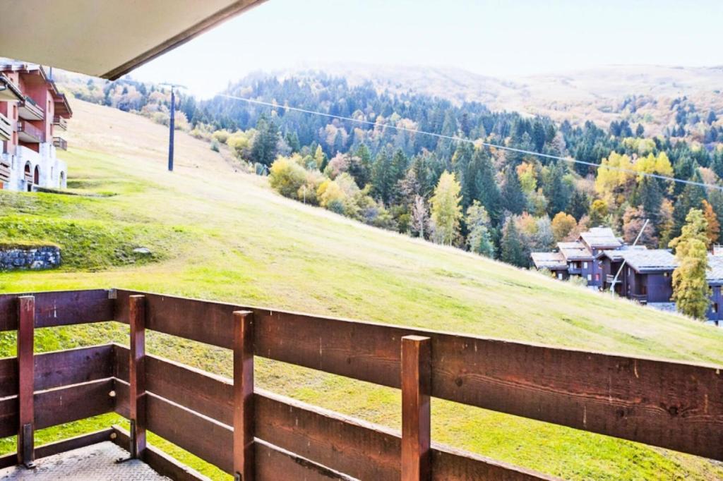 a wooden fence with a view of a hill at Quartier Crève Cœur - maeva Home - 2 Pièces 5 Personnes Confort 07 in Valmorel