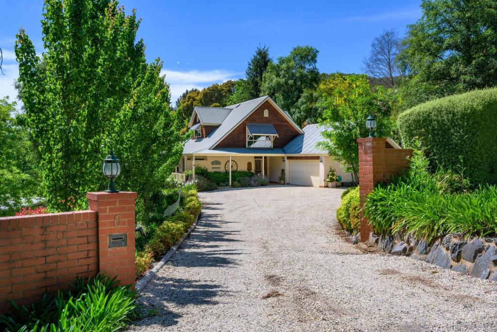 布赖特Greenlea的有车道通往房屋的住宅