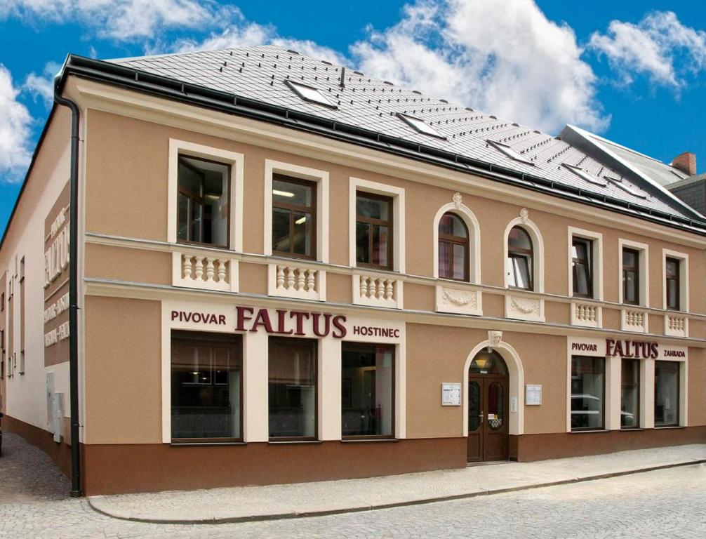 un bâtiment avec un panneau à l'avant dans l'établissement Pivovar a restaurace Faltus, à Česká Třebová