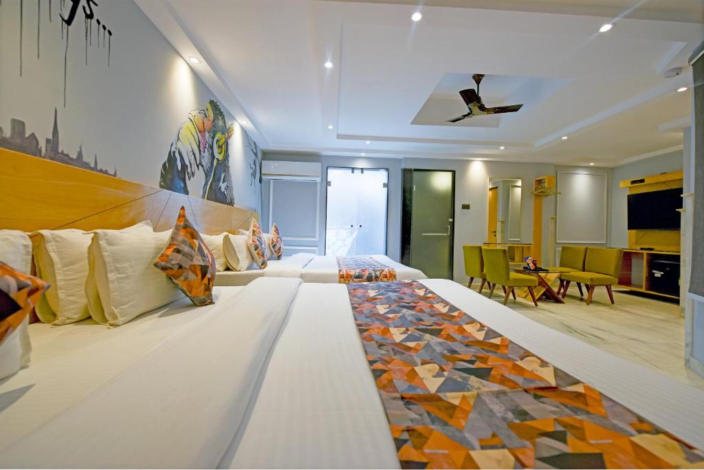 ein Hotelzimmer mit einem großen Bett mit bunten Kissen in der Unterkunft Hotel Cottage Yes Please - New Delhi in Neu-Delhi