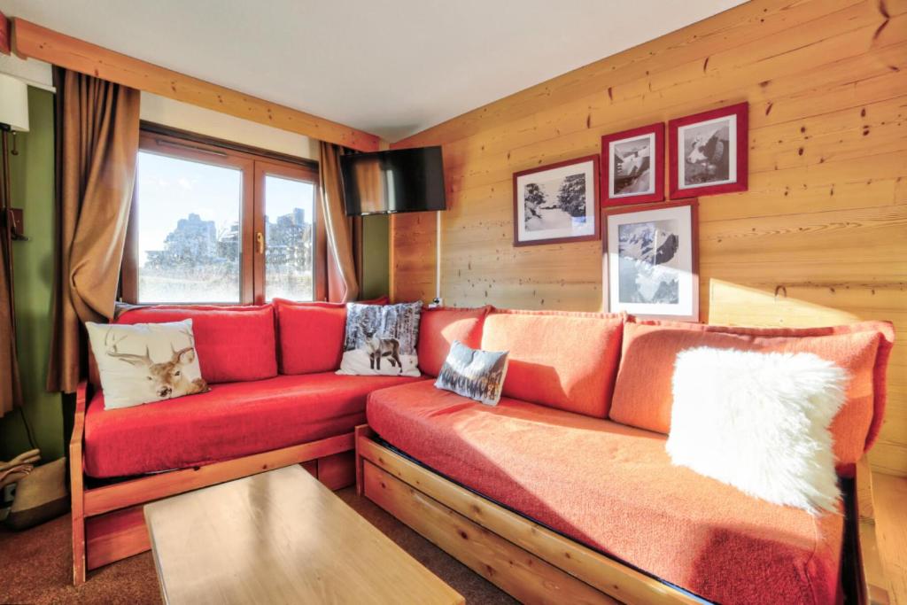- un salon avec un canapé rouge et une fenêtre dans l'établissement Résidence Quartier Falaise - maeva Home - Appartement 2 Pièces 5 Personnes au pied des pistes - Sélection - super Home MAE-1931, à Avoriaz
