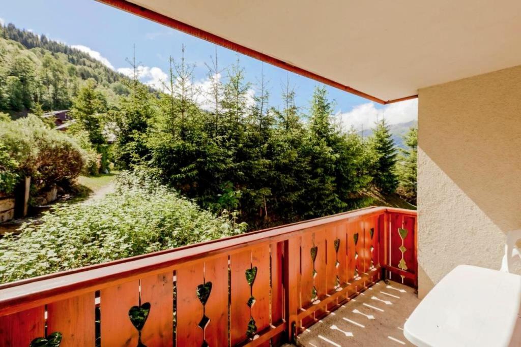 un balcon avec vue sur une montagne dans l'établissement Résidence Les Fermes de Méribel - maeva Home - 2 Pièces 4 Personnes Sélection MAE-4097, à Les Allues