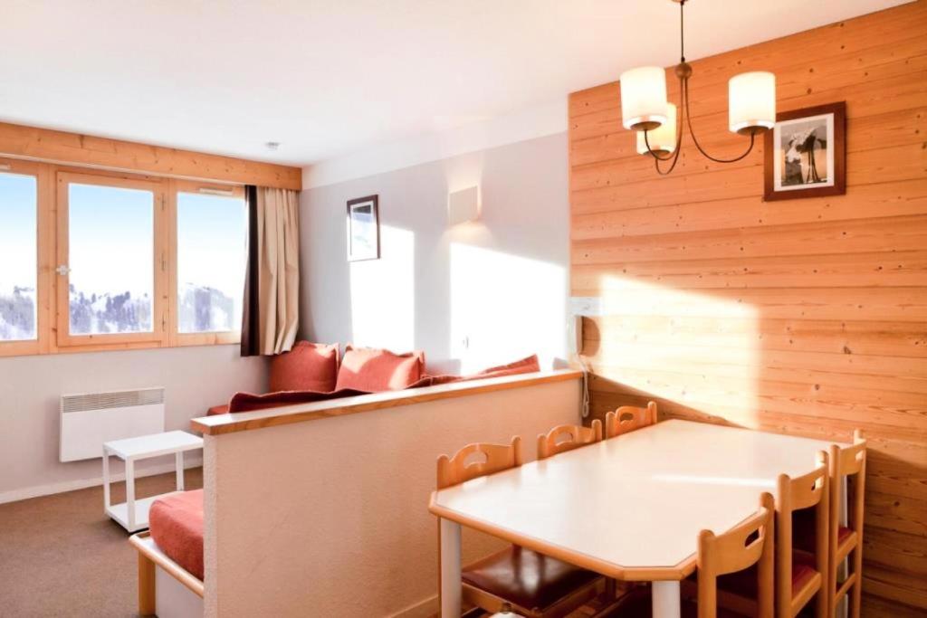 une salle à manger avec une table et des chaises dans l'établissement Résidence Les Constellations - maeva Home - 2 Pièces 7 Personnes Sélection MAE-4157, à La Plagne Tarentaise