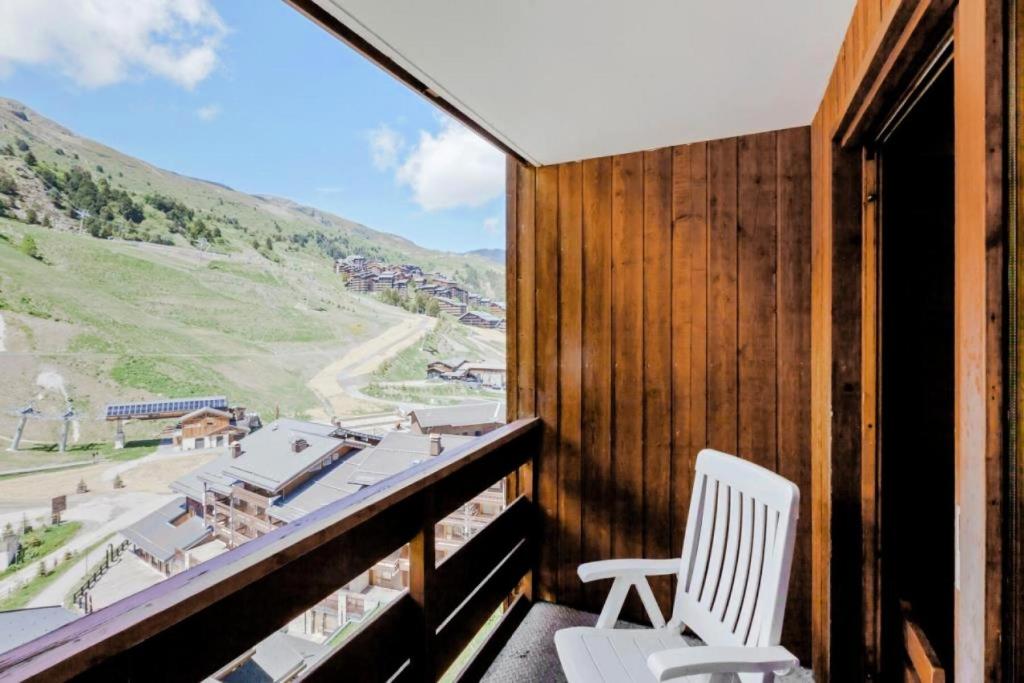 un balcon avec une chaise et une vue sur une montagne dans l'établissement Résidence Les Sentiers du Tueda - maeva Home - 2 Pièces 4 Personnes Sélection MAE-4189, à Les Allues