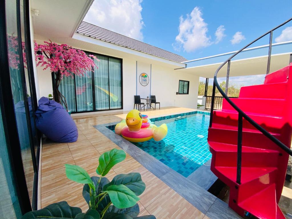 una piscina con un pato de goma en medio de una casa en Patteera Pool Villa Sattahip en Sattahip