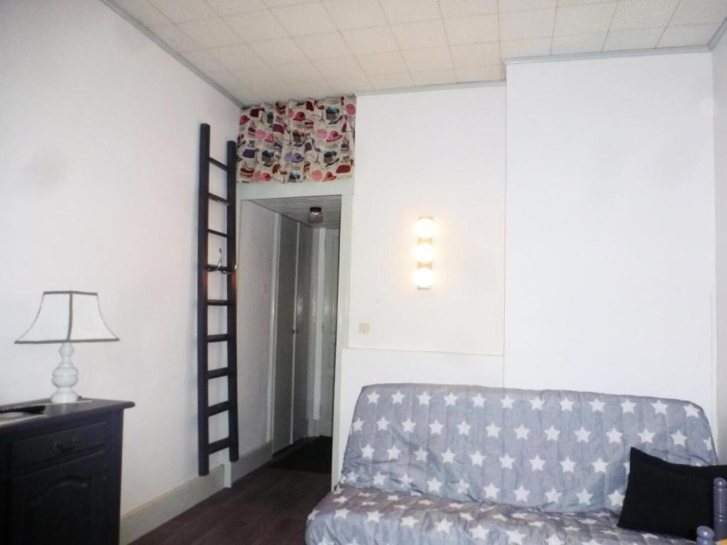 - un salon avec un canapé et une échelle dans l'établissement Studio aux Cauterets à 400m des pistes - Studio 2 Personnes MAE-2147, à Cauterets